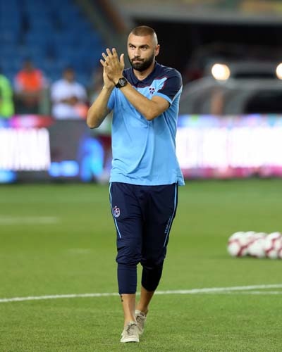 Açık söyleyeyim, bu şalvar yama tutmaz. Burak gemileri yakmış, devre arası transferi iple çekiyor belli ki. Ona methiyeler yağdıranlara inat “ben yokum” diyor.