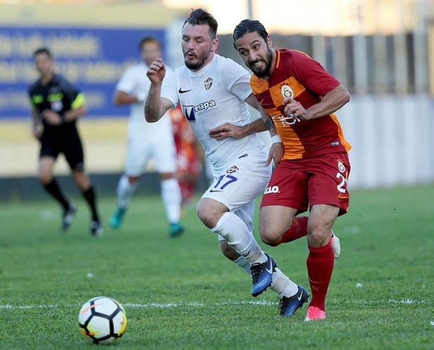 Sadece kupada 3 maç
Tarık gelecek yıl da Galatasaray'la devam edecek. Bu sezon Türkiye Kupası'nda 3 maçta forma giydi. Aslan'da 4 sezonda 42 maça çıkabilen futbolcu, bunun karşılığında 5.33 milyon euro (26 milyon lira) kazandı. Tarık gelecek sezon 1.6 milyon euro garanti maaş alacak. 

(Akşam)