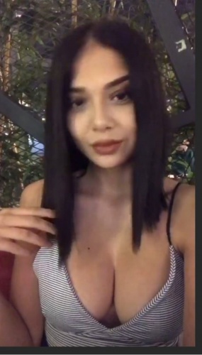 Instagram hesabının hikaye bölümünden derin dekolteli fotoğrafını paylaşan Merve Taşkın, paylaşımıyla takipçilerinden tam not aldı. Taşkın'ın paylaşımını kendi sosyal medya hesabından paylaşan bir takipçisi, "Bu ne güzellik böyle." yorumunu yaptı.