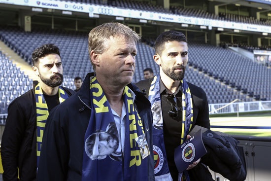 Fenerbahçe yönetimi, Galatasaray derbisinde takımın başında yer alan Erwin Koeman'ın takımdaki geleceği konusunda kritik bir teklifte bulundu.