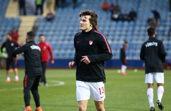 A Milli Futbol Takımımız ve Türk futbolunun yükselen değerlerinden Çağlar Söyüncü rotasını İngiltere'ye kırıyor. Avrupa'nın en iyi ve en çekişmeli ligi olarak görülen Premier Lig'in dev kulüpleri Arsenal ve Manchester City, Çağlar için adeta bir yarışa tutuştu.