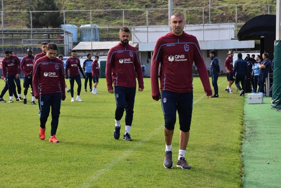 Bazı taraftarlar 'Kesinlikle alınmalı' derken, bazıları ise 'Daha genç bir golcü bulalım' şeklinde görüş belirtti. Teknik direktör Şenol Güneş'in de daha önce alınmasına onay verdiği Burak Yılmaz için Ocak ayı gelmeden önce Trabzonsporlu yetkililer ile bir araya gelineceği ve para konusundaki sorunun halledilmesi durumunda transferin gerçekleşeceği ifade edildi.