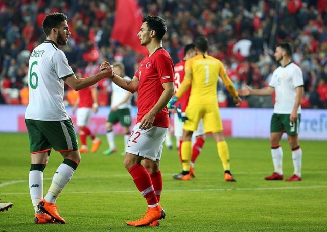 "SÜPER LİG EKİPLERİNDEN TEKLİF ALMADIM"
Türk basınında kendisiyle ilgili çıkan transfer haberleriyle ilgili de açıklamalarda bulunan Kaan Ayhan, şu ana kadar Süper Lig ekiplerinden teklif almadığını söyledi. Milli oyuncu şöyle konuştu; "Hakkımda bir çok haber çıkıyor ve bunlar doğru değil. Şimdiye kadar bir şey olmadığı için, ben de bir şey demiyorum. Sezon sonu neler olur bilemiyorum. Süper Lig ekiplerinden bana resmi bir teklif gelmedi."