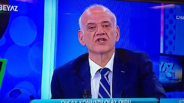 Beyaz Tv yorumcusu Ahmet Çakar, Galatasaray-Trabzonspor maçının ardından Türk Telekom Stadı'nın skorbordunda yazan yazı ve Sarı Kırmızılı taraftarların Trabzonspor'a yaptıkları tezahüratlar için sert yorumlarda bulundu.