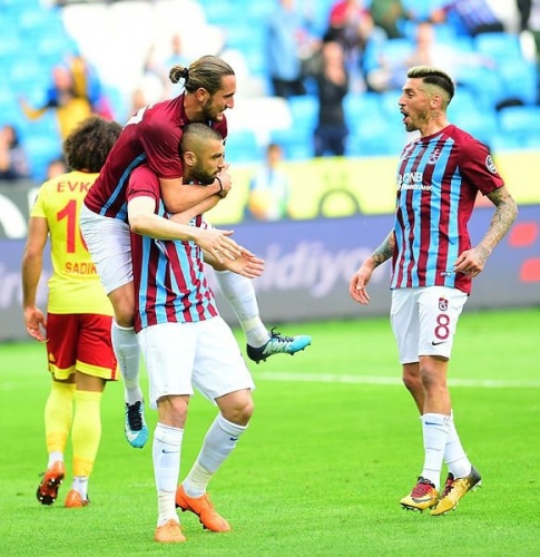 Yusuf Yazıcı'nın menajerliğini üstlenen Mesut Özil'in menajeri Erkut Söğüt'ün, oyuncuyu Avrupa'ya pazarladığı bildirildi.
