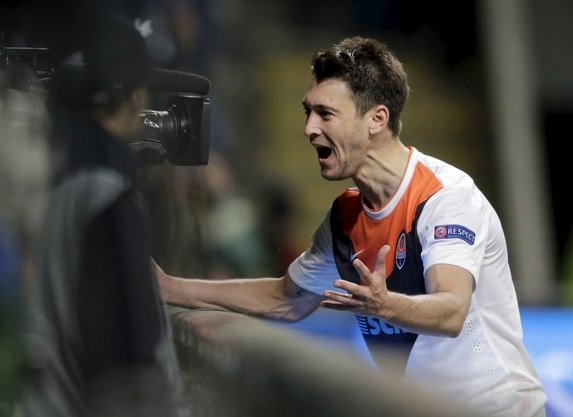 Fenerbahçe, Galatasaray ve Beşiktaş sezon sonunda Shakhtar Donetsk ile sözleşmesi sona erecek olan Facundo Ferreyra'yı listesine aldı. Arjantinli yıldızla özellikle Fenerbahçe'nin çok yakından ilgilendiği belirtiliyor. Son iki sezonda büyük bir forvet sıkıntısı yaşayan Sarı-Lacivertliler bu sezon 38 resmi maçta 28 gol atan Ferreyra'yı mutlaka kadrosuna katmak istiyor.