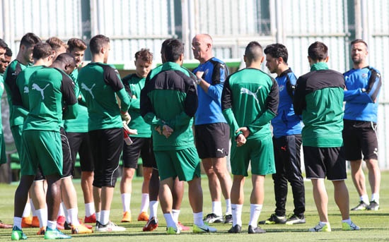Ajansspor'un haberine göre; Le Guen'in ardından risk almak istemeyen Bursasporlu yetkililer, Ersun Yanal'ı kıskacına aldı.