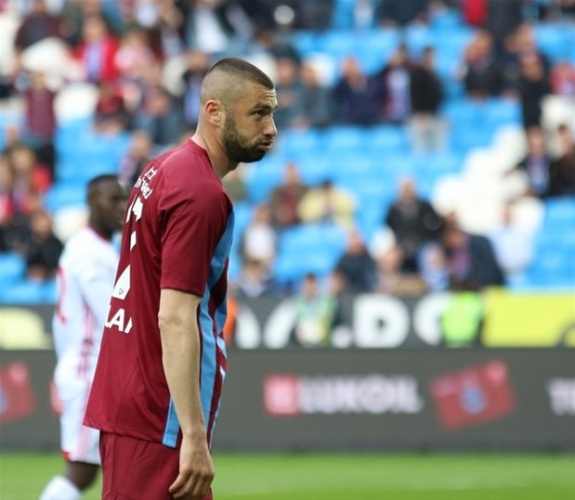 2.3 MİLYON EURO ÖDENDİ 
Önceki gün 2 milyon 387 bin euro'luk (12 milyon 630 bin TL) bir ödeme yapıldığı sırada Burak Yılmaz'ın kulübe ihtar çekmesi ise iyi niyetli olmadığı şeklinde değerlendirildi. Burak, kulübe çektirdiği ihtarda 2 Ocak, 31 Ocak, 28 Şubat, 2 Nisan ve 30 Nisan 2018 tarihlerinden biriken alacaklarının ödenmesini talep etmişti. Ancak ihtarda dikkat çeken bir ayrıntı daha ortaya çıktı.