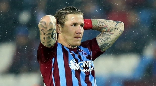 Yüksek ücreti nedeniyle Trabzonspor yönetiminin indirime gitmesini istediği Juraj Kucka, sosyal medya hesabından Milan’ın stadı Giuseppe Meazza paylaşımı yaptı. Milan’ın renkleriyle kalp yapan oyuncusuna, İtalyan basını, Milan’a döneceği yorumunu yaptı.