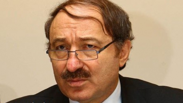 Faruk Özak da, Celil Hekimoğlu da Mehmet Yiğit Alp da olabilir. Yine Usta veya İbrahim Hacıosmanoğlu gibiler olursa kulüp diye bir şey ortada kalmaz'' diyerek kendisi için başkanlık adaylığı ateşini yaktı.