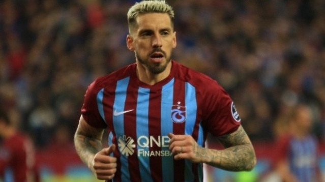 Sosa'nın sözleşmesinde, 'Sadece 10 numara oynar' maddesi mi var? Sosa sağ ve sol kanatta kullanılabilir. Novak maça iyi başladı. Okay'ın yanında Onazi daha yaratıcı. Asıl soru: Rıza Çalımbay'ın takımı nasıl gol atmayı başaracak? Sosa araya atacak, Burak Yılmaz gol atacak. Aytemiz Alanyaspor maça iyi başladı. Abdülkadir Ömür'ü unuttum. O bölümde Abdülkadir Ömür büyük sorumluluk aldı. Geriden oyun kurdu ve 3. bölgede ön plana çıkamadı.