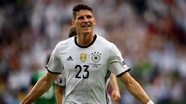 Beşiktaş'ta Mario Gomez bir kez daha gündeme geldi... Yapılan ilk görüşmede Mario Gomez'in eşinin golcü futbolcunun Beşiktaş'a imza atmasına sıcak baktığı da gelen bilgiler arasında. (Takvim)