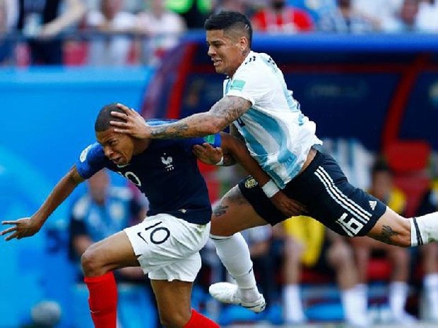 İslam Slimani transferiyle forvet problemini çözen Fenerbahçe şimdi savunmadaki eksiğini kapatmaya yöneldi. Yönetim, Marcos Rojo ile Martins İndi’den birine en kısa zamanda Sarı-Lacivertlyi formayı giydirmeye çalışıyor. (Fanatik)