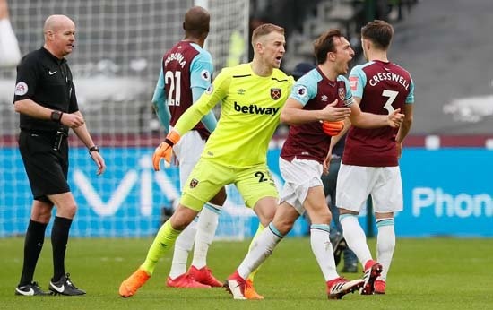 Bir çok taraftar sahaya girerken, kaptan Mark Noble saha içindeki bir taraftar müdahelesi en çok konuşulan anlar oldu.