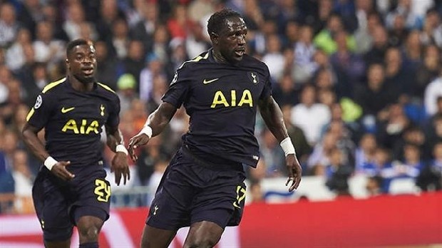 İngiliz basını Fenerbahçe'nin Tottenham'da forma giyen Moussa Sissoko için satın alma opsiyonlu kiralama teklifi yaptığını yazdı. The Sun'da yer alan habere göre, Al Nassr'a transfer olan Giuliano'nun yerini doldurmak isteyen Sarı-Lacivertli kulüp, Fransız futbolcu için Tottenham'ın kapısını çaldı. Sağ kanatta da görev yapabilen 29 yaşındaki orta saha oyuncusunun Kanarya'nın teklifine sıcak baktığı, Tottenham'ın ise teklifi incelediği belirtildi. Haberde takımdan ayrılacağı konuşulan oyuncularla ilgili görüşlerini açıklayan teknik direktör Pochettino'nun "Tüm oyuncular kalacakmış gibi hareket ediyoruz. Cezbedici bir teklif olursa kabul ederiz." sözlerine de yer verildi. (Star)