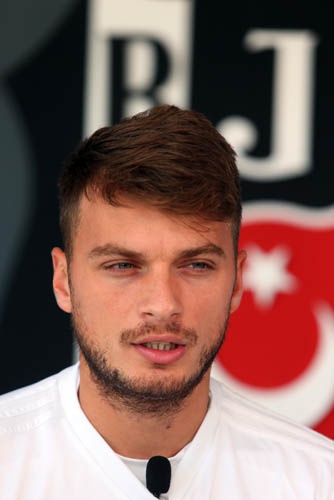 Beşiktaş, Finansal Fair Play anlaşması nedeniyle önceki sezon Lens’i benzer bir yöntemle kiralamış ve sezon sonunda satın alma opsiyonunu kullanarak, oyuncuyu tapusuyla birlikte kadrosuna katmıştı.