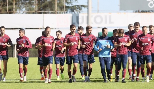 'Ekstra motivasyona gerek yok'
Fenerbahçe karşılaşmasının önemine de değinen Hacısalihoğlu, ''Fenerbahçe maçı için motivasyona gerek yok. Bu Galatasaray ve Beşiktaş maçları için de öyle. Futbolcular ve teknik heyet kendiliğinden motive oluyor. Önemli bir maç. Her iki takım da bu sezon aradığını bulamadı. Ancak iki ekip de bu ligin en önemli takımlarından. Biz 3 puanla ayrılmayı umuyoruz. Bu bir futbol müsabakasıdır. Ne ilk ne de sondur. Maçın sahada başlayıp sahada bitmesini arzu ediyoruz, hiçbir şekilde saha dışı bir olayın olmasını ve konuşulmasını istemiyoruz'' diye konuştu.