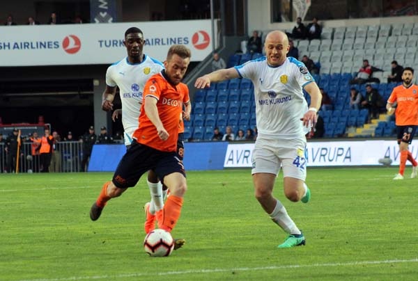 Mücadele Başakşehir adına kabus gibi başladı.