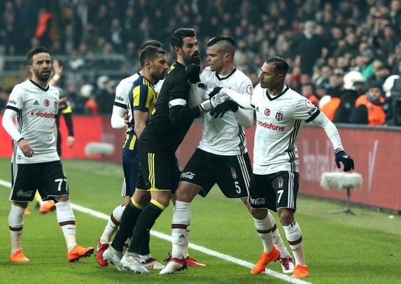 Volkan da adeta hakem Fırat Aydınus'a "beni oyundan at" diyerek davetiye çıkardı. Kartı olmasına rağmen itirazı abartınca 76'da oyun dışında kaldı. Teknik direktör Aykut Kocaman, maç sonu açıklamasında "Cezalarını vereceğim" dediği iki futbolcuyu soyunma odasında da hedef aldı.
