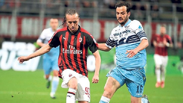Beşiktaş'ın son hedefi Diego Laxalt! Siyah-Beyazlılar, İtalya Serie A ekibi Milan’ın Uruguaylı yıldızı Diego Laxalt’ın peşine düştü. Kulübe menacerler aracılığıyla önerilen 26 yaşındaki futbolcuyu listesine ekleyen yönetim, tecrübeli sol beki kiralık olarak renklerine bağlamayı hedefliyor. (Fanatik)