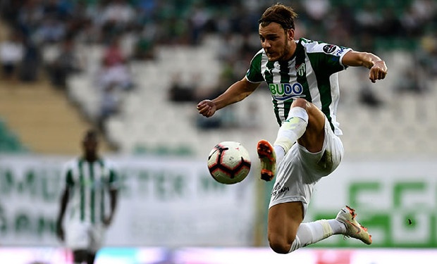 Bursaspor Kulübü’ne alacaklarından ötürü ihtarname çeken Yusuf Erdoğan, ödeme yapılmamasıyla birlikte serbest kaldı. Genç futbolcunun ismi Galatasaray ile anılıyor.