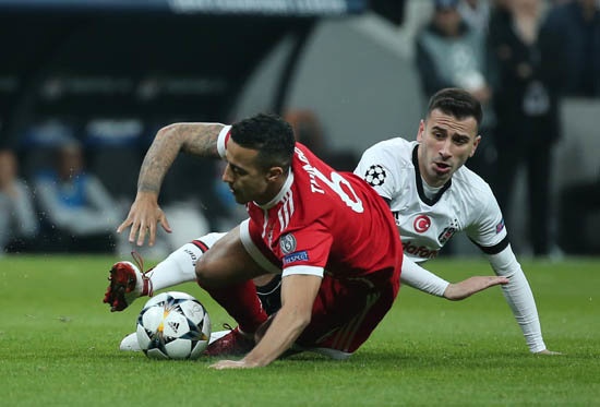Sam Allardyce'ın talebiyle bu transfer için oyuncuyla görüşmeyi planlayan Everton alternatif isim olarak ise Beşiktaş'la sözleşmesi sona erecek olan Oğuzhan Özyakup'u listesine aldı.
