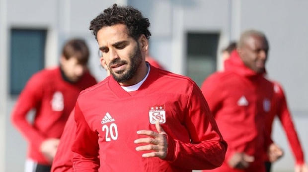 Siyah-Beyazlılar, geçen sezon Demir Grup Sivasspor’da forma giyen ve Galatasaray’ın da gündeminde olan eski Barcelona’lı Douglas ile her konuda anlaşmaya vardı. Bonservisi elinde olan 28 yaşındaki Sambacı’nın 8 Temmuz’da Riva’da Beşiktaş’a 2 milyon eurodan 3 yıllık imza atacağı bildirildi. Douglas’ın işini bitiren Kartal, bir diğer sağ bek adayı Placido’nun transferini rafa kaldırdı. (Star)