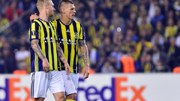 2016-17 sezonunda Fenerbahçe savunmasının bel kemiğini oluşturan Simon Kjaer ile Martin Skrtel ikilisi yeniden bir araya geliyor! Ersun Yanal’ın çok istediği ikili için yönetim girişimlere başladı. Hedef Kjaer’i kiralayıp, Skrtel’e yeni sözleşme imzalatmak. (Fanatik)