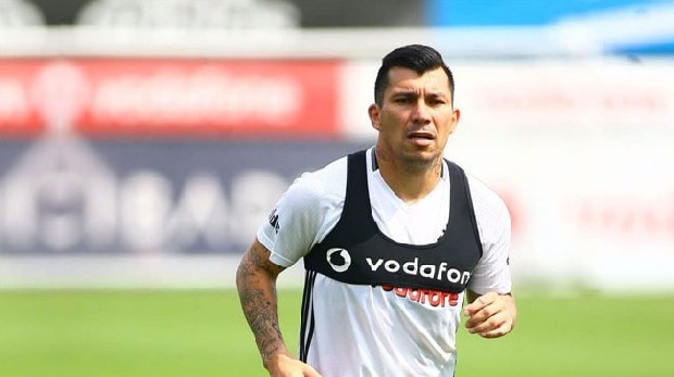 Hammersnews, geçen yıldan beri Medel’i transfer etmek isteyen Şilili Teknik Direktör Pellegrini’nin isteğini yerine getirmek için yönetimin bu formüle sıcak baktığını duyurdu. Haberde, Medel’i satın almanın maliyet yüzünden uzun zaman alabileceği hatırlatılarak, “En kolay yol Pedro Obiang’a karşı Medel’in alınması” şeklinde tavsiyesi yapıldı.