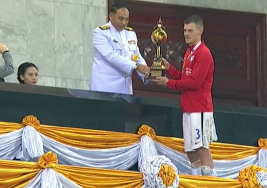 Maçtan sonra kupayı kaldırdı
Martin Skrtel yapılan müdahalenin ardından kendine geldi ve oyuna devam edebildi. Slovakya Milli Takımı kaptanı ikinci yarı oyundan çıkarken, maçın ardından kupayı kaldıran isim oldu.

(Skorer)