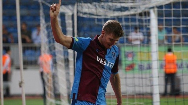 KUZEYİN YILDIZI SERİYE BAĞLADI
Norveçli’nin gol attığı maçlarda (6 gol, 3 asist) hiç yenilmeyen Trabzon 3 galibiyet, 3 beraberlikle 12 puan topladı. Böylece 5 milyon 850 bin lira kazandı.