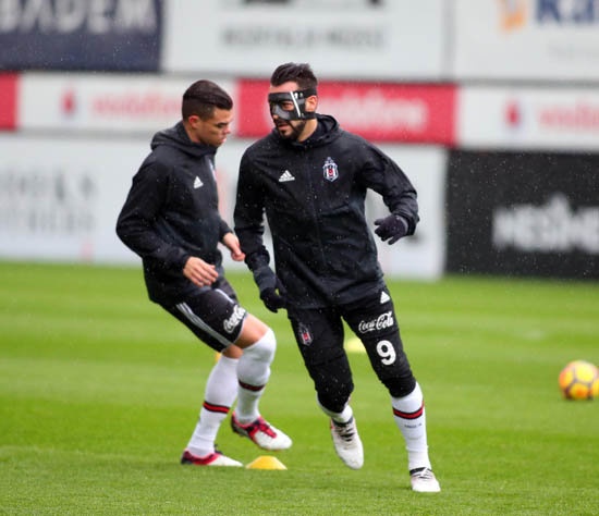 Negredo
Beşiktaş'ta performansıyla hayal kırıklığı yaratan İspanyol futbolcu, değerini bulması durumunda sezon sonu vedalaşılacak isimler arasında gösteriliyor. Negredo için ara transfer döneminde de bazı İspanyol takımları devredeydi.