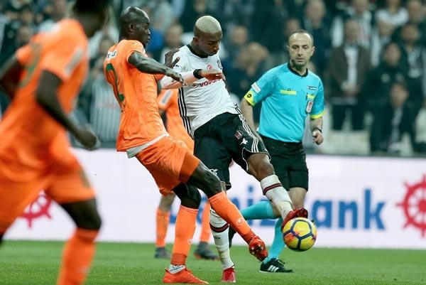 Şampiyonluk için daha etkin olmalı - Metin Tekin (Sabah)
İlk yarının senaryosu tahmin edilen gibiydi. Topun da oyunun da hakimi Beşiktaş'tı ama pozisyon üretmede santrforsuz Beşiktaş'ın etkinliği istenilen seviyede değildi. Oyunu çözen de bir hücum organizasyonu değil, Talisca'nın vuruş becerisi oldu. Gerçekten bu anlamda çok önemli bir oyuncu Talisca... Belki dün akşam çok iyi oynadı diyemeyiz, top kayıplarından söz edebiliriz ama skoru alan, oyunu koparan bir yetenek vardı. Acayip bir vuruş yeteneğine sahip.

Özellikle Şenol Güneş'in iki kenarda iki ters ayaklı oyuncu Babel ve Talisca'yla oynaması kenar ortaları açısından yetersizliğe yol açtı. Negredo oyundan çıkarken yüzünde biraz bunun şikayetini de okuyabildik. Fakat şu da var, belki bir santrfor olarak istediği topları alamasa da Negredo'nun oyunun içinde kalması, orta sahayla bütünleşmesi gerekirdi ama bu açıdan çok yetersizdi. Benim anlamadığım Negredo çıkarken Love yerine Talisca'nın santrfora geçişiydi. Bu tercihte 1-0'ı koruma mantığı olduğunu da söyleyebiliriz.

İkinci yarı tahmin edilenin dışında bir bölüm izledik ki ilk yarı oyunu tamamen Beşiktaş'a bırakan Alanya, oyunu eline aldı. Onlar da çok üretken değildi belki ama oyun 1-0 kaldığı müddetçe hep bir tehdit oluşturdular. Günün sonunda kazandım diyor Beşiktaş ama Beşiktaş'ın şampiyonluğu hedeflerken daha güçlü oyunlarından, 90 dakikanın daha büyük bölümündeki hakimiyetinden konuşabiliyor olmalıydık. Beşiktaş son 7 haftada şampiyon olmak istiyorsa çok daha etkin olmalı. Önemli eksikler de vardı ama kabul edelim ki sahadaki 11 de önemli. Oyunun bütünündeki etkinliğinin çok daha farklı olması gerekiyor.

Bir paragraf da Lens'e.. Kendine güvensiz bir Lens'in tamamen amatör futbolcu gibi yaptığı işler hayret verici. İyi performansı geçtik ama acemi bir oyuncu gibi davranıyor. Gelecek haftaya kalan ise orta sahasız bir Beşiktaş görüntüsü neredeyse. Oğuzhan, Tolgay ve Atiba'nın cezalı olması önemli Göztepe maçı öncesinde ciddi sorun.