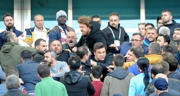 Spor Toto Süper Lig'in 28'inci haftasında oynanan Trabzonspor - Kayserispor maçının bitiş düdüğünün ardından protokol tribününde arbede yaşandı.