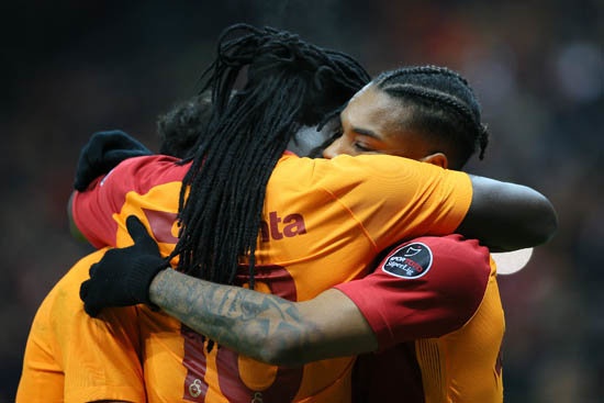 İngiliz The Sun gazetesinde yer alan habere göre devre arasında Premier Lig ekibi Newcastle United, Cimbom'un kapısını çaldı.