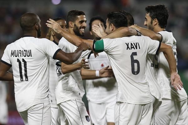 Yıllık 8 milyon euro + sınırsız transfer yetkisi
Katar Yıldızlar Ligi’nde 2. sırada bulunan ve Xavi'nin kaptanlığını yaptığı Al Sadd kulübü yetkilileri, Şenol Güneş’e yıllık 8 milyon Euro ücret ve sınırsız transfer yetkisi verdi. Başarılı hocayı çok isteyen Al Sadd’lı yetkililer, menajerler aracıyla tekliflerini ilettiler.