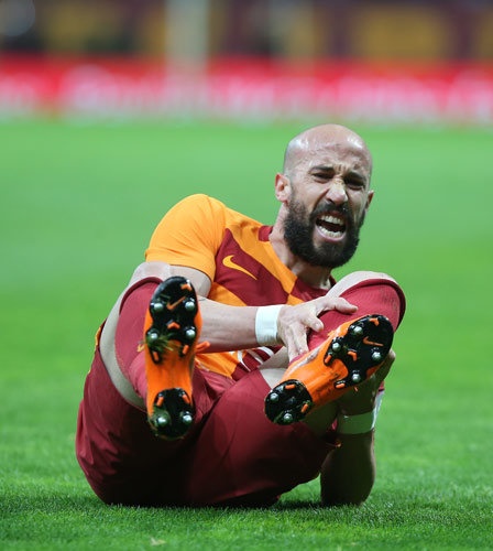 Buna göre Igor Tudor'un transferi Iasmin Latovlevici ile yollar kesin olarak ayrılıyor. Karşılaşmanın başından itibaren ataklarda varlık gösteremeyen, attığı isabetsiz paslar ve yerini bulmayan ortalarla adeta saç baş yolduran Rumen futbolcu, özellikle ikinci yarıda top her ayağına geldiğinde ıslıklandı.