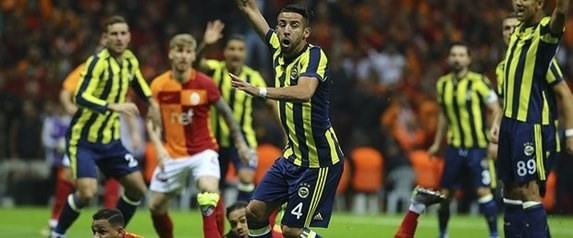 Ev sahibi Fenerbahçe'nin derbi öncesi zayıf yönlerine bakıldığında ofsayttan ve bireysel hatalardan kaçınma durumları zaaf olarak görülürken Galatasaray cephesi ise; kontra atakları savunmada zorlanıyor ve rakip takımlara bol pozisyon verdiği istatistiklerde ortaya çıkan diğer bir gerçek. Bu iki durum da sarı kırmızılılardaki büyük dezavantajlar...