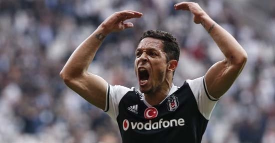 1- Brezilya'ya dönmek için sabırsızlandığını açıklayan Adriano'ya izin verilmesi.
