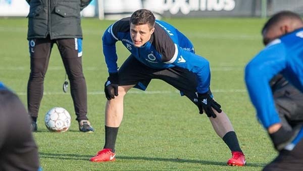 Mitrovic'e 3.5 milyon euroluk teklif
Mitrovic'in yarım sezon kiralık formasını giydiği Club Brugge Hırvat oyuncu için Beşiktaş'a 3.5 milyon Euroluk transfer teklifi yaptı.

Beşiktaş’tan geçen sezon Belçika Ligi ekiplerinden Club Brugge’e kiralanan Matej Mitrovic, yeni takımında yarım dönemde 6 maça çıkıp lig şampiyonluğu sevinci yaşamıştı.

Sözleşmesindeki 4.5 milyon Euro’luk satın alma maddesi 1 Haziran’da sona eren Hırvat stoperi kadrosuna katmak için geç de olsa harekete geçen Club Brugge’ün, Beşiktaş’a 3.5 milyon Euro’luk anlaşma teklif ettiği bildirildi.

Teknik direktör Şenol Güneş’in kararı sonrasında yönetimin geri çağırdığı deneyimli ismin de Dusko Tosic’in Guangzhou RF’e transferi sonrasında kadroda yer bulma şansı oluşması sebebiyle Beşiktaş’la yola devam etmeye sıcak baktığı bildirildi. Fakat gelecek iyi bir teklif karşısında Mitrovic'le yollar ayrılabilir.

Mitrovic, Club Brugge’de geçen sezon 6 maça çıkıp lig şampiyonluğu yaşadı. (Fanatik)