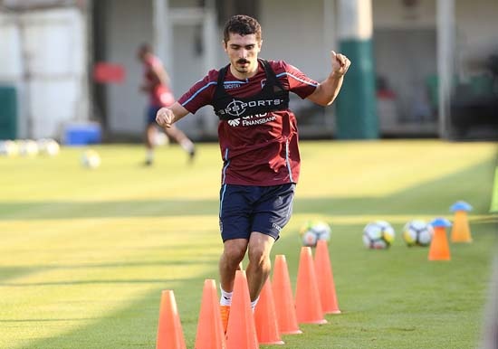 Abdülkadir Ömür için daha önce 12 milyon euro ve 4 oyuncu, daha sonra 16 milyon euro ve 2 oyuncu teklif eden Benfica’dan son bir teklif geldi.