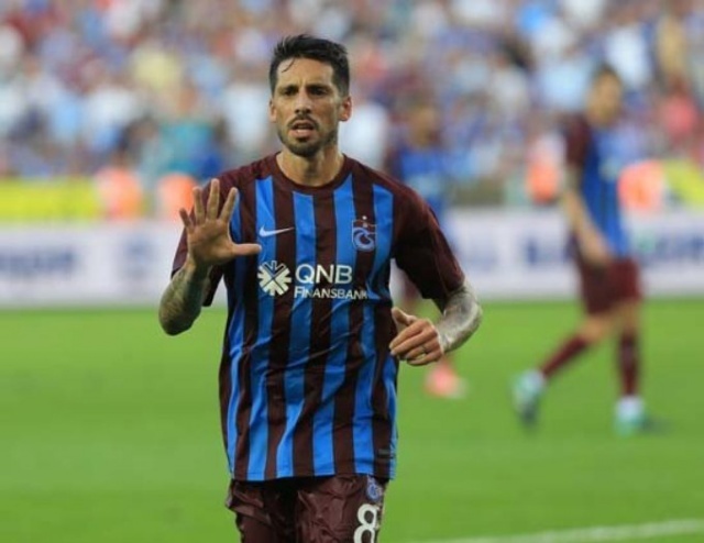 Arjantinli oyuncu, gelecek sezon Trabzonspor'dan yıllık 3 milyon 320 bin Euro alacak. Siyah-beyazlıların, FIFA tarafından, oyuncuları Bero'nun bonservis taksidini yatırmadıkları için bir dönem transfer yasağı verilen ve UEFA ile de mali fair-play konusunda sıkıntı yaşamak istemeyen bordo-mavililere Sosa'yı kendilerine kiralamalarını teklif edecekleri öğrenildi.