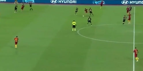 Orta alana yakın yerde topla buluşan Cengiz, bu bölgede iki rakibini birden ekarte etti.