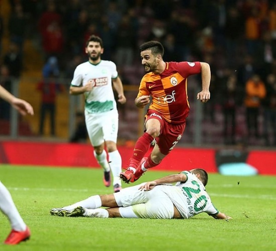 G.Saray'da 2014-15 sezonunda 4.75 milyon euro karşılığında Eskişehirspor'dan alınan Tarık Çamdal 5 yıllık sözleşmeye imza atmıştı. O sezon ligde 13 maça çıkan Tarık skor üretemedi. 2015-16'da 15 maçta yine gol ve asiste imza atamayan Tarık, sezon sonu gönderilmek istendi ancak kaldı. Hiçbir takım Tarık'ın maaşını ödemeye ikna olmazken, 2016-17'de ise 1 yıllığında Eskişehir'e kiralandı, yıllık ücretinin 1 milyon eurosunu G.Saray ödedi.