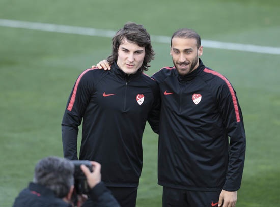 Uzun bir süredir Arsenal'in takibinde olan genç stoper, son anda City ile de görüşmelere başladı. Şu anda Bundesliga'da Freiburg forması giyen Çağlar'ın menajerinin dün itibariyle Londra'da Manchester City ile bir görüşme gerçekleştirdiği öğrenildi.