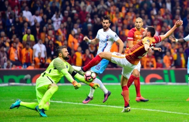 Karşılaşmanın hakemi Fırat Aydınus...