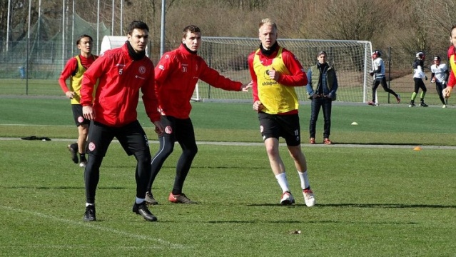 "SÜPER LİG MAÇLARINI TAKİP EDİYORUM"
Süper Lig maçlarını da takip ettiğini sözlerine ekleyen Kaan Ayhan, "Bir Türk futbolcusu olarak elbette Süper Lig'i takip ediyorum. Kendi maçıma denk gelmediği sürece izlemeye çalışıyorum" dedi.