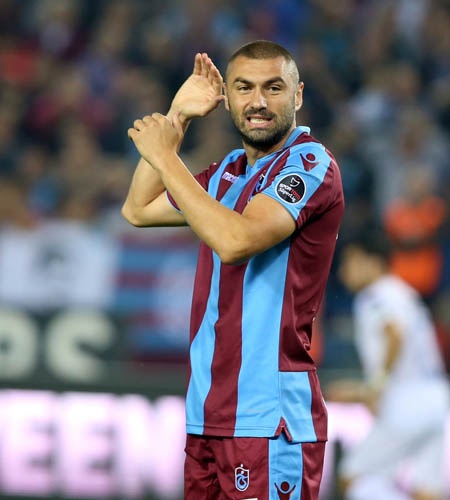 Açıklama da en yetkili ağızdan, Başkan Orman'dan geldi. Beşiktaş Başkanı Orman, önceki akşam bağlandığı Derin Futbol programında Burak'la ilgili olarak şu açıklamayı yaptı: "Her dakika Burak Yılmaz konuşuluyor. Çok sevdiğimiz, Beşiktaşlı bir arkadaşımız. Beşiktaş'tan ayrılırken de bir ihanetle ayrılmadı. Çocuğu takas olarak kullandılar. Bir G.Saray maçında düştüdüşmedi diye taraftarla bir sürtüşmesi var. Burak için olur desem başka yöne çekilir, olmaz desem başka yöne. O yüzden başka bir şey demiyorum."