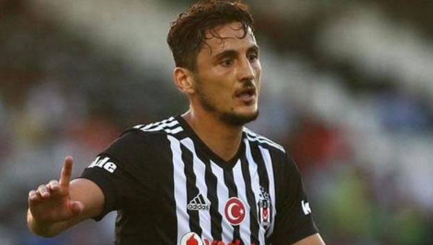 Orta sahanın göbeğinde Medel ile Adriano forma giyecek... Bu durumda da solda Caner görev yapacak... Sağ kanatta ise Quaresma'nın yerine Lens banko gibi görünse de Güneş, Mustafa Pektemek sürprizi yapabilir. Forvette ise Negredo rakipsiz... İşte, Beşiktaş'ın muhtemel ilk 11'...