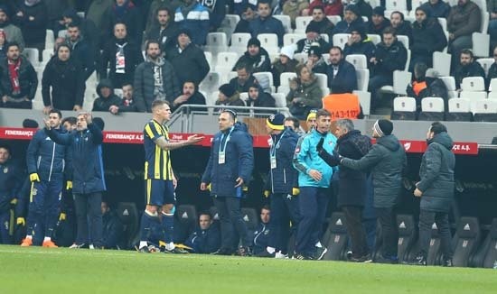 "Kupa maçında (Beşiktaş) Fırat Aydınus... Futbol hayatımda gördüğüm ender sahnelerden birini gördüm. Maçın sonunda aklımda olan ama atladığım şeylerden bir tanesiydi. Taç hırsızlığı oldu Beşiktaş Stadı'nda... Bugüne kadar görüldü mü bilmiyorum. Hızlı aldı attı, hakem durduramadı oyunu. Şaka gibi ama gerçek, taç hırsızlığı oldu orada."